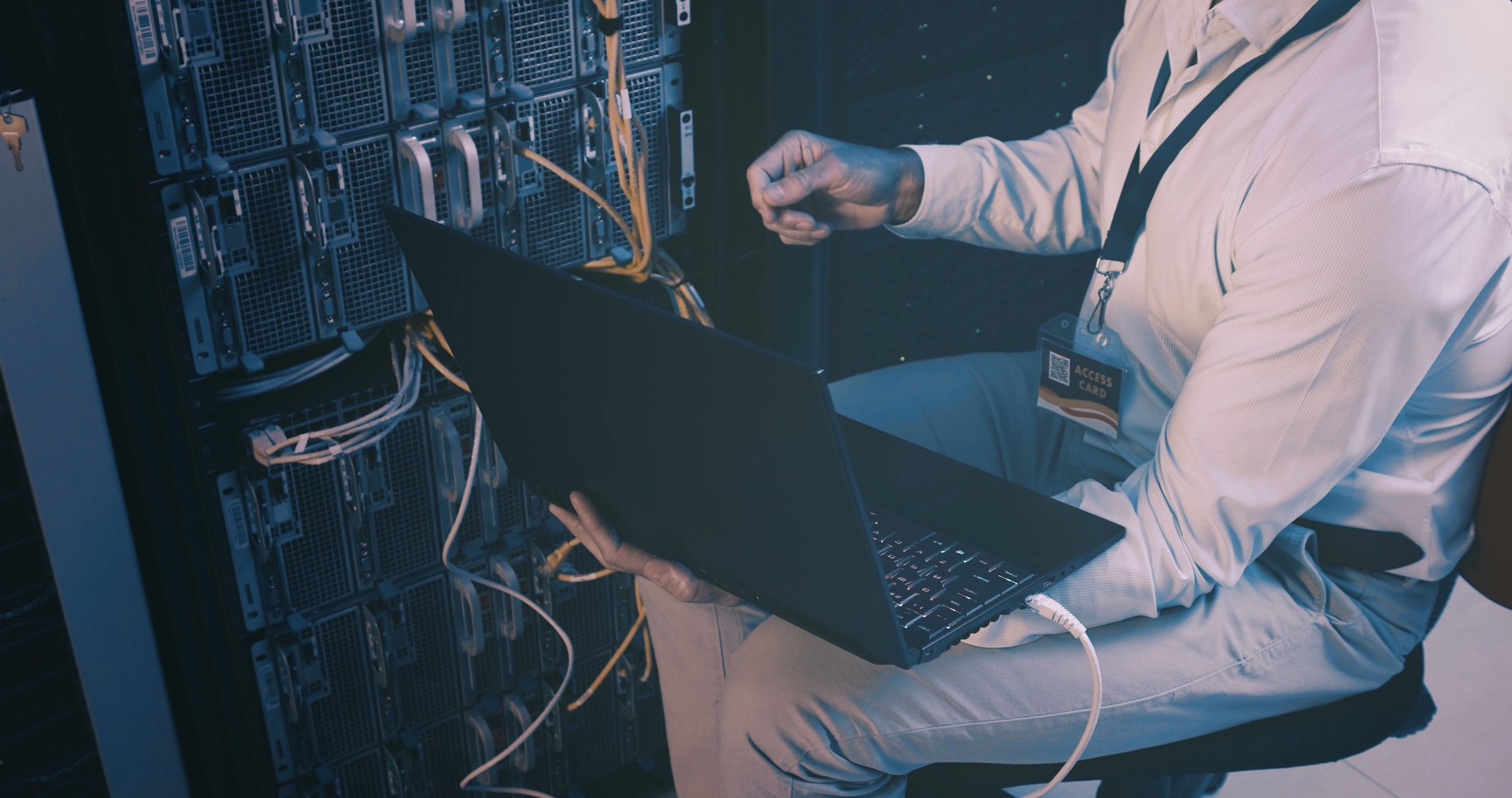 Fijación, cables y manos con computadora portátil, sala de servidores e ingeniería de redes con técnico y electricista. Centro de datos, técnico y persona con aplicación para actualización de software, resolución de problemas y en línea